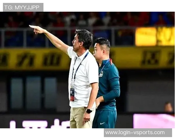 足球俱乐部欠薪风波引发球员不满和球迷关注，如何解决这一困境成焦点